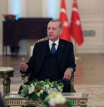 Gündeme ilişkin değerlendirmelerde bulunan Cumhurbaşkanı Recep Tayyip Erdoğan, kiraların büyük şehirlerde ciddi manada yükseldiğini belirterek, "Bu vicdani değil; ahlaki, insani değil. Yani bu bir fırsatçılıktır. Bu fırsatçılığa da yasal düzenlemelerle kesinlikle izin vermeyeceğiz" dedi. Erdoğan, deprem bölgesindeki gayrimenkullerde hak kaybı olmaması için ekiplerin titiz bir çalışma yürüttüğünü söyledi