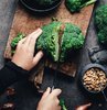 Brokoli ve diğer turpgillerden sebzelerin ne kadar sağlıklı olduğunu birçoğumuz biliyoruz. Peki bu muhteşem besinlerin kanser risklerini önemli ölçüde azaltabileceğini biliyor muydunuz? Son dönemlerde en sık rastlanan ve tedavisi oldukça güç olan kanser riskinizi azaltmak için basit bir yaklaşım var. Uzmanlar göre kanseri önlemeyle bağlantılı en basit stratejilerden biri brokoli alımınızı arttırmaktır.