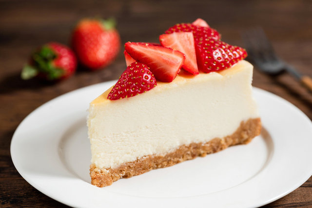 ÇİLEKLİ CHEESCAKE (1 adet: 118 kcal) 