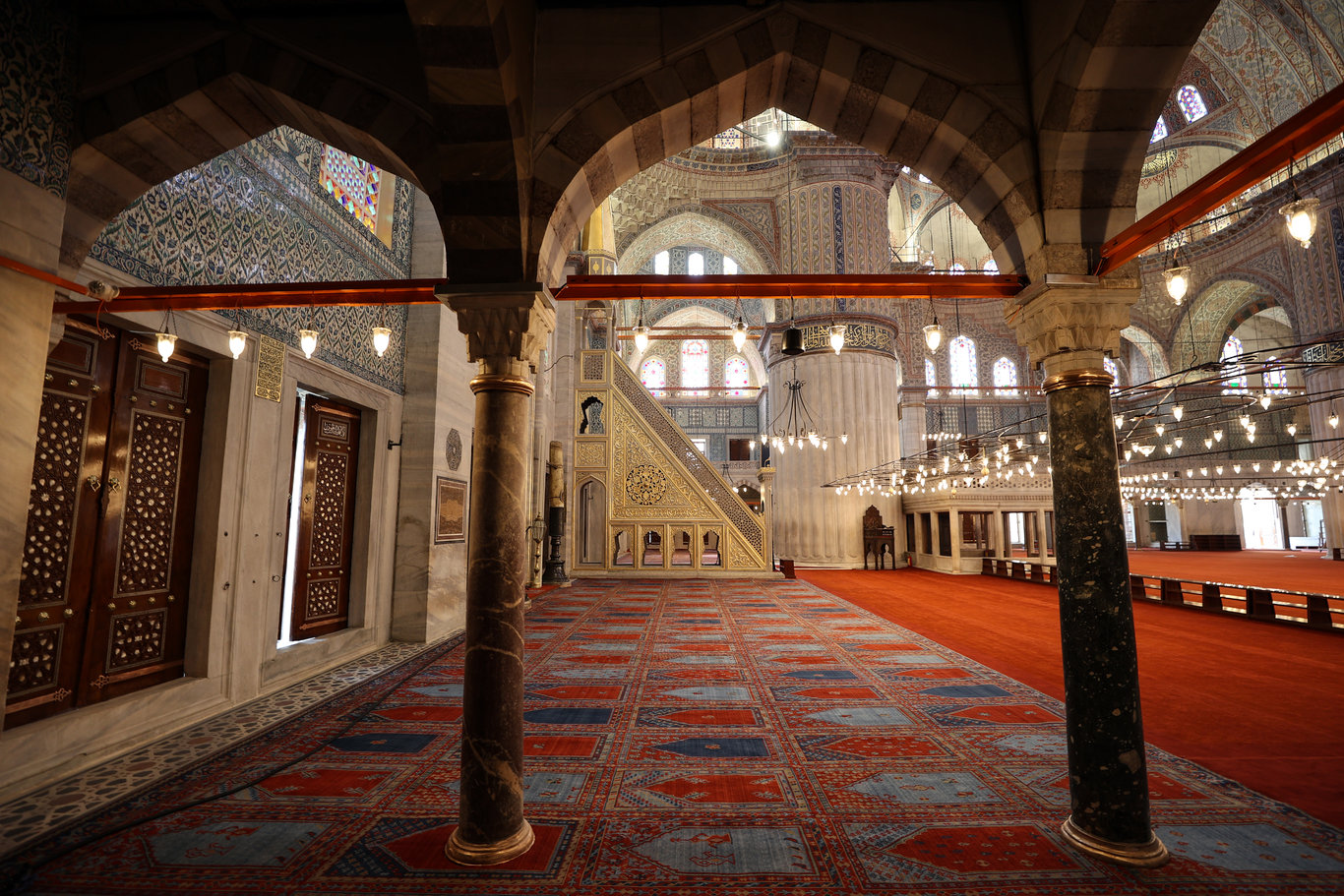 Restorasyonu tamamlanan Sultanahmet Camii, Ramazan bayramının ilk günü ibadete açıldı