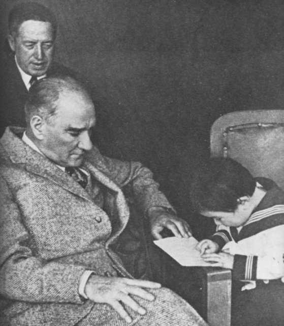 23 Nisan Ulusal Egemenlik ve Çocuk Bayramı'nda Mustafa Kemal Atatürk ve çocuklar