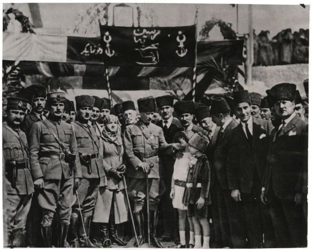 23 Nisan Ulusal Egemenlik ve Çocuk Bayramı'nda Mustafa Kemal Atatürk ve çocuklar