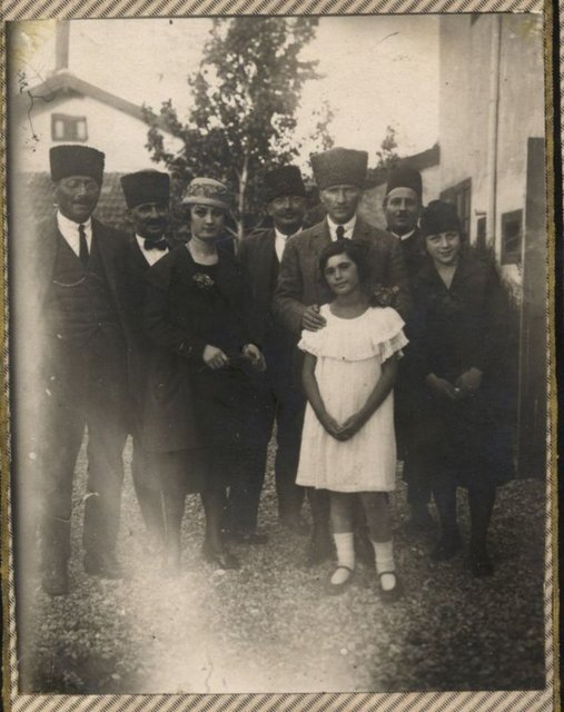 23 Nisan Ulusal Egemenlik ve Çocuk Bayramı'nda Mustafa Kemal Atatürk ve çocuklar
