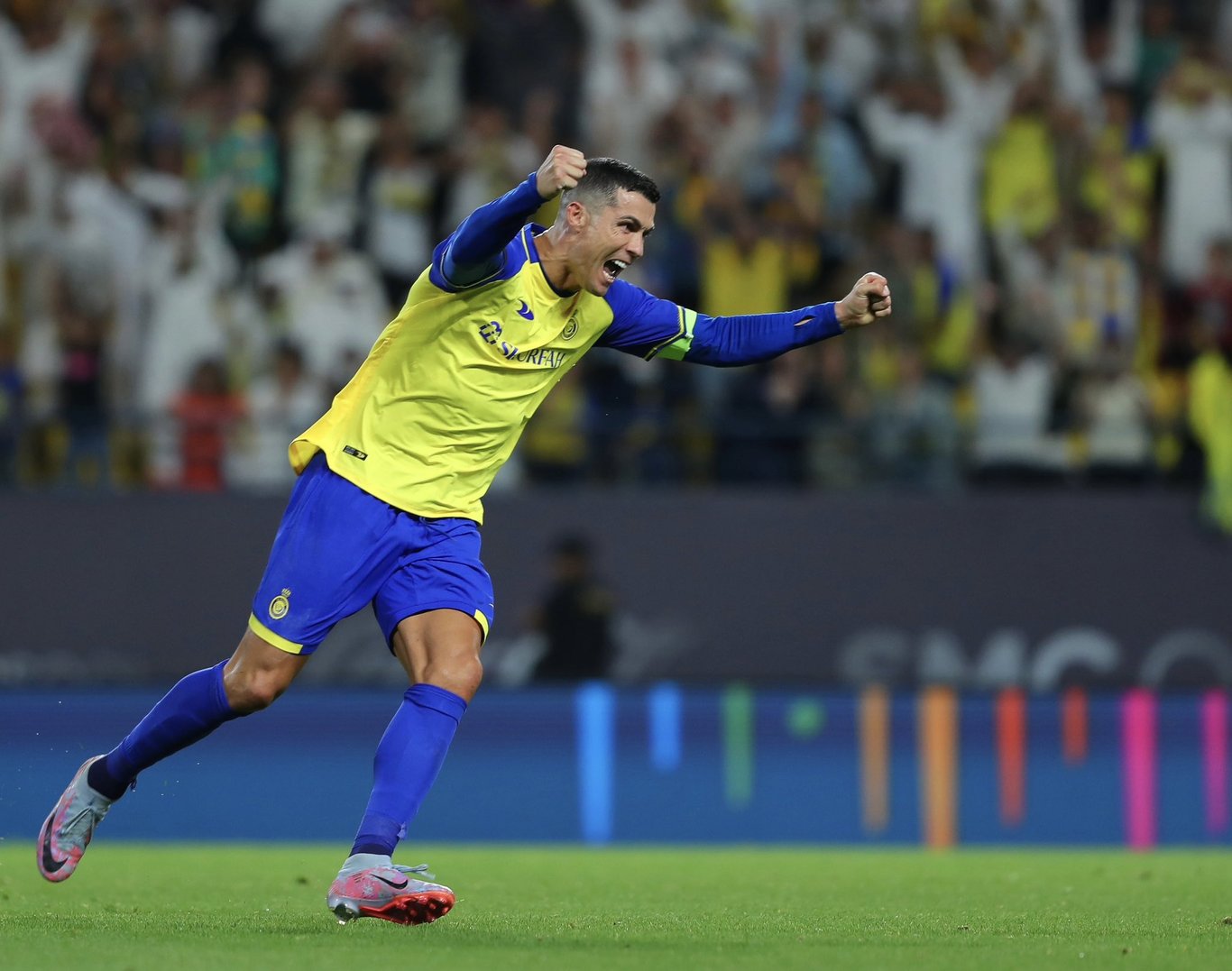 Cristiano Ronaldo iki kadının telefon numarası için lüks aracını gözden çıkardı!