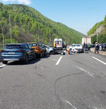 Anadolu Otoyolu Bolu Dağı Tüneli İstanbul istikameti, zincirleme trafik kazası nedeniyle ulaşıma kapatıldı.
