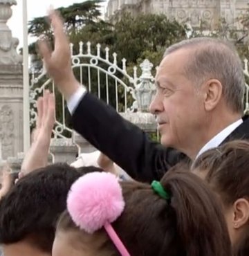 Dünyanın ilk SİHA gemisi TCG Anadolu İstanbul Boğazı