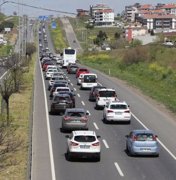 Bayram tatilinin son günü İstanbul istikametindeki yollarda trafik yoğunluğu meydana geldi. Anadolu Otoyolu