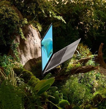 ASUS, segmentinin en ince 13,3 inç dizüstü bilgisayarı olarak tasarladığı Zenbook S 13 OLED’i tanıttı. Firma, bu yeni modelini sürdürülebilir teknolojilerle donattığını ve şu ana kadarki en çevre dostu Zenbook olduğunu açıkladı