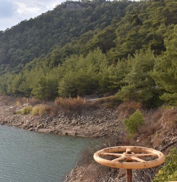 İzmir için kritik bir kuraklık açıklaması geldi. Kentte barajlardaki doluluk oranının ciddi bir şekilde düştüğünü belirten İzmir Dokuz Eylül Üniversitesi