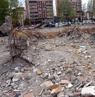 Deprem soruşturmalarında çok sayıda binada kolonların kesildiği tespitlerine bu kez inanılmaz bir iddia eklendi. Kahramanmaraş