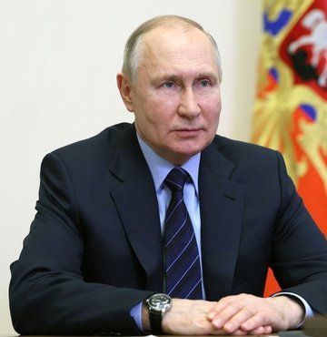 Rusya Devlet Başkanı Putin, Akkuyu Nükleer Güç Santrali İlk Nükleer Yakıt Getirme Töreni’ne video konferans yöntemiyle katıldı. Putin konuşmasında Akkuyu için "Türk-Rus tarihinin en büyük ortak projelerinden birisi" derken "Türkiye, artık dünyanın en düşük maliyetli kaynaklarından nükleer enerjiye sahip bir ülke olacak” diye ekledi.