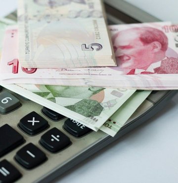 Sayıları 3 milyonu aşan işçi pandemi dolayısıyla 15 ay süreyle kısmen veya tamamen kısa çalışmaya ayrıldı veya ücretsiz izne çıkartıldı. Bu süre içinde primleri ödenmeyen işçiler, borçlanma hakkı talep ediyor. Peki, kısa çalışma ödeneğinde borçlanma hakkı konusunda son durum ne? HABERTÜRK’ten Ahmet Kıvanç, milyonlarca işçiyi ilgilendiren KÇÖ’nde borçlanma ile ilgili merak edilenleri yazdı