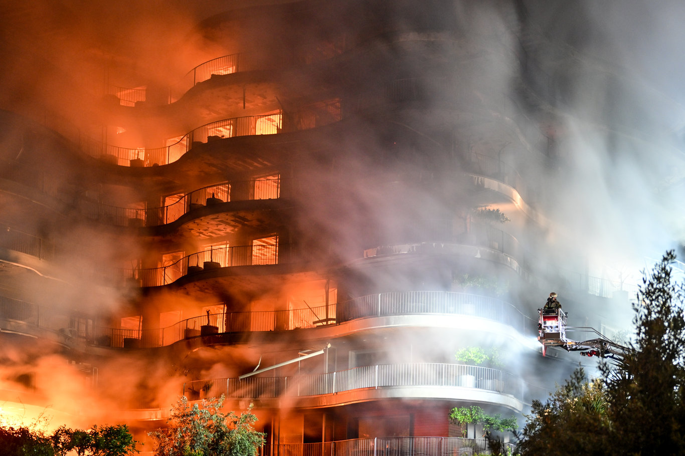 İzmir'de Folkart Sitesi'nde korkunç yangın! 7 kişi yaralandı