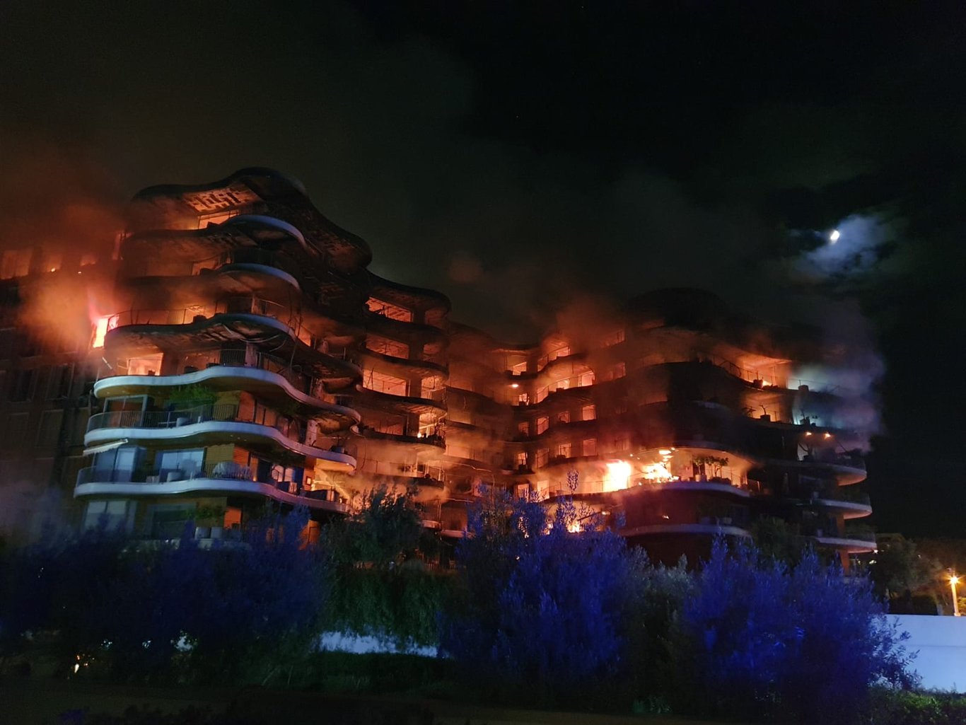 İZMİR YANGIN SON DAKİKA | İzmir Narlıdere'deki Folkart Sitesi'nde yangın çıktı: Can kaybı yaşanmadı, yaralı sayısı 7 oldu! (Yangında son durum nedir?)