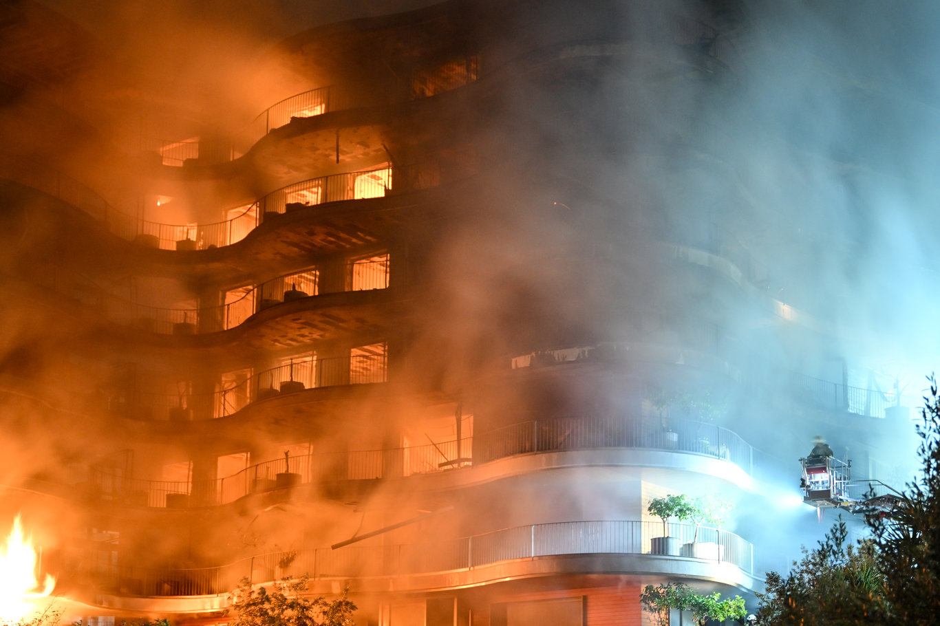 İZMİR YANGIN SON DAKİKA | İzmir Narlıdere'deki Folkart Sitesi'nde yangın çıktı: Can kaybı yaşanmadı, yaralı sayısı 7 oldu! (Yangında son durum nedir?)