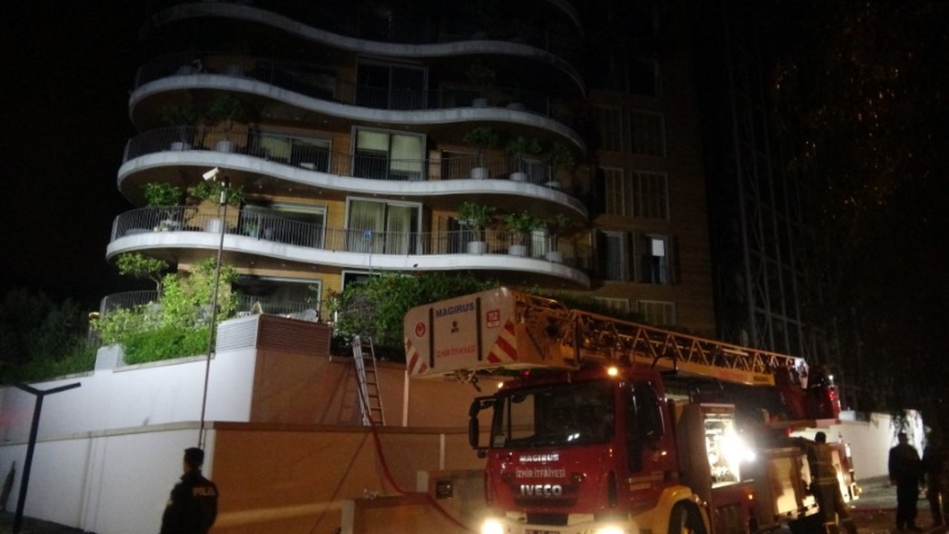 İzmir'de Folkart Sitesi'nde korkunç yangın! 7 kişi yaralandı