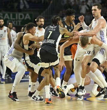 Real Madrid-Partizan maçında çıkan olaylar nedeniyle hakemler maçı erken bitirdi. Karşılaşmayı 95-80 kazanan Partizan, seride 2-0 öne geçti 