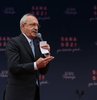 Millet İttifakı adayı Cumhurbaşkanı adayı ve CHP Genel Başkanı Kemal Kılıçdaroğlu, Giresun mitingde vatandaşlara seslendi. Yoğun yağmur altındaki mitingte Mansur Yavaş ve Ekrem İmamoğlu da konuştu. Kılıçdaroğlu konuşmasında fındık fiyatlarına değinirken, "Dünya bu fındıktan milyar dolarlar kazanıyor ama üreten kazanamıyor. Nasıl oluyor da elin oğlu kazanıyor da biz kazanamıyoruz? Sen her şeyi dolara bağladın, o zaman fındığı da dolara bağlayalım. Kilosu 4 dolar" dedi
