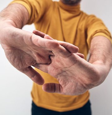 Vücudun herhangi bir bölgesini veya parmakları çıtlatmak oldukça rahatlatıcı olabilir. Stresle başa çıkmak için yapılan bir eylem olan parmak çıtlatmak, söylentilere göre eklemlere zarar verebiliyor. Peki, parmak çıtlatmak gerçekten zararlı mı?