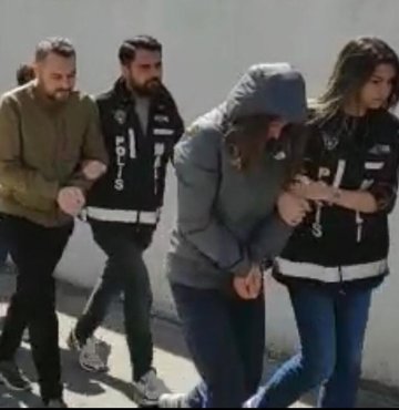 İstanbul’da Emre Belözoğlu, Ardan Turan gibi ünlü isimlerinin de aralarında bulunduğu birçok kişiyi dolandırdığı iddia edilen Denizbank Levent şubesi müdürü Seçil Erzan soruşturmasında 3 kişi daha tutuklandı. Soruşturmayı yürüten savcılığın talimatı üzerine 5 kişi gözaltına alınmıştı. Başlatılan soruşturma kapsamında Seçil Erzan tutuklanarak cezaevine gönderilmişti