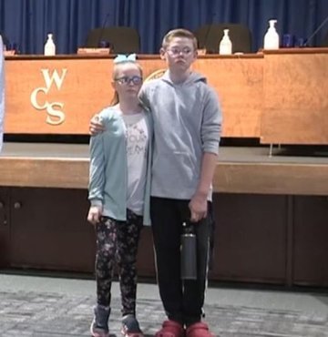 ABD´nin Michigan eyaletinde seyir halindeki okul otobüsünün şoförü, direksiyon başında bayılınca 13 yaşındaki öğrenci Dillon Reeves, müdahale ederek otobüsü güvenli bir yere çekip durdurdu. 66 öğrenciyi kurtaran Dillon´ın o anlarını, otobüsün güvenlik kamerası kaydetti.