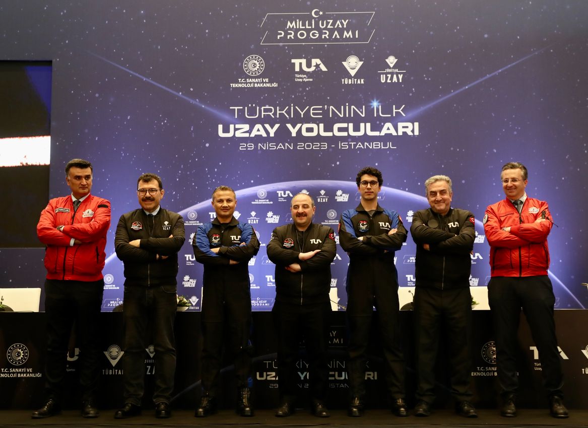 Sanayi ve Teknoloji Bakanı Mustafa Varank, uzaya T&uuml;rk g&ouml;nderilmesi adına olduk&ccedil;a mutlu ve gururlu olduğunu s&ouml;yledi. 