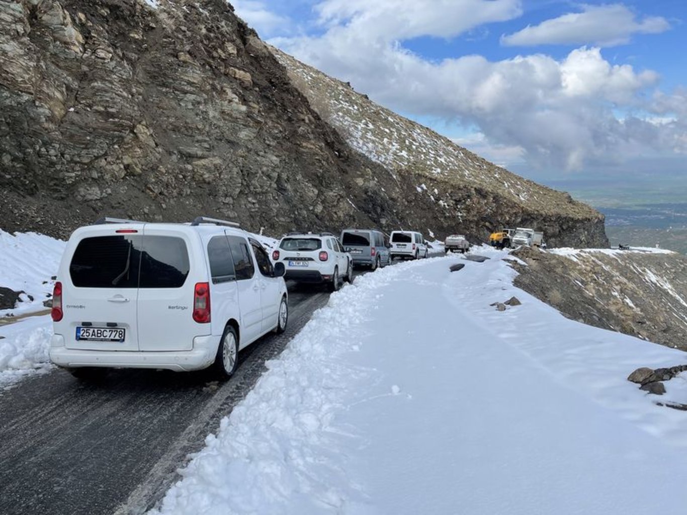Muş'ta son durum! Muş'ta kar 4 metreyi bulunca 31 yerleşim yolu kapandı