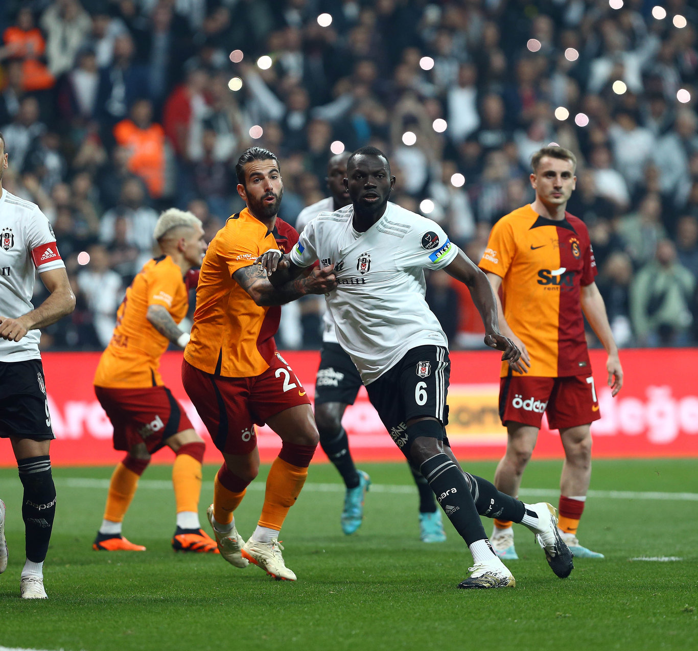 Süper Lig'de şampiyonluk yarışı kızıştı! Süper Lig puan durumu güncel! Galatasaray Fenerbahçe Beşiktaş fikstürü