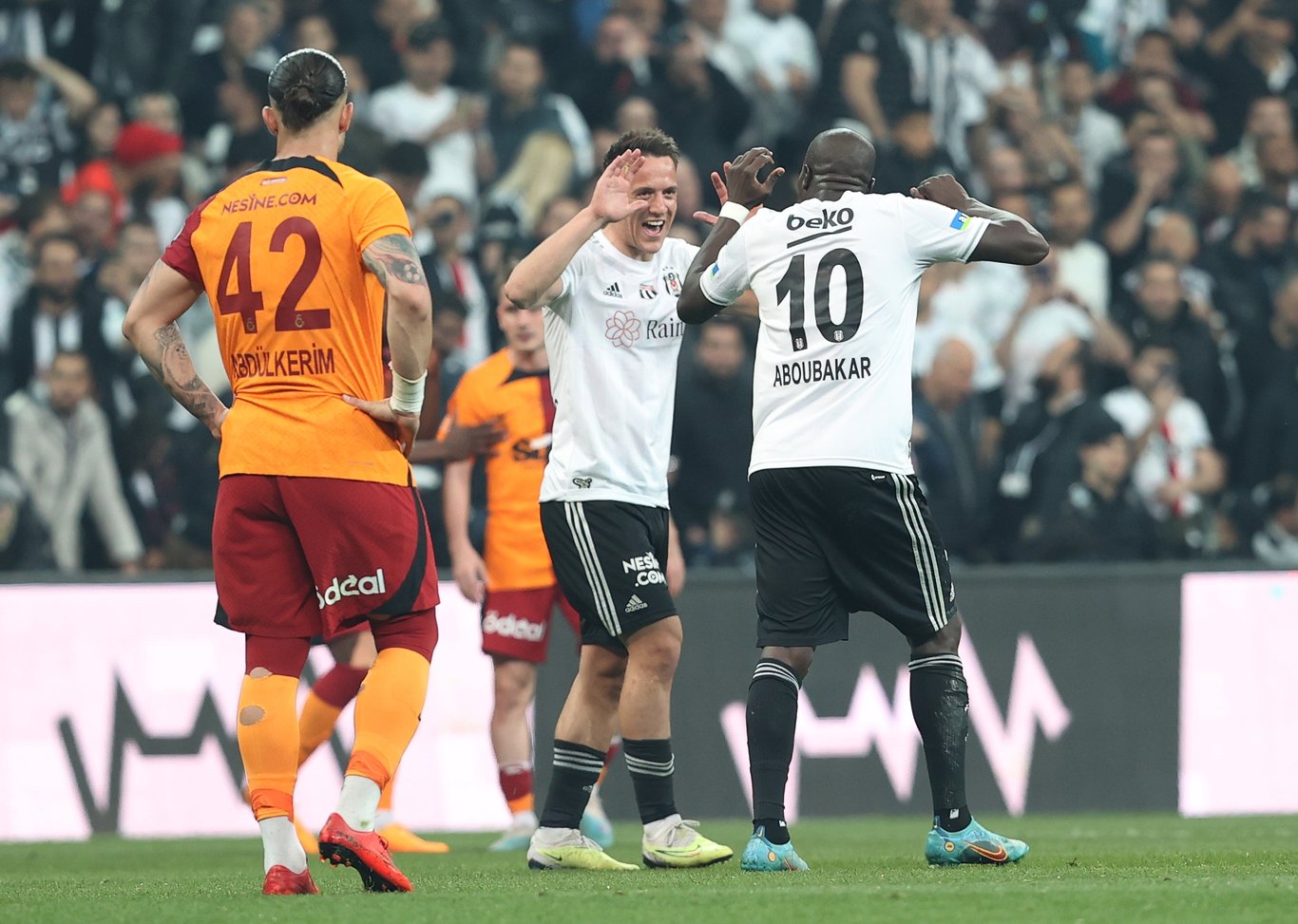 Süper Lig'de şampiyonluk yarışı kızıştı! Süper Lig puan durumu güncel! Galatasaray Fenerbahçe Beşiktaş fikstürü