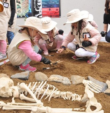 29-30 Nisan’da Uniq İstanbul Açıkhava’da gerçekleşen “Baby On The Fest By Buse Terim” festivali etkinlikleri kapsamında düzenlenen Jr. Archaeologist kazı etkinliği çocuklar tarafından büyük ilgi gördü