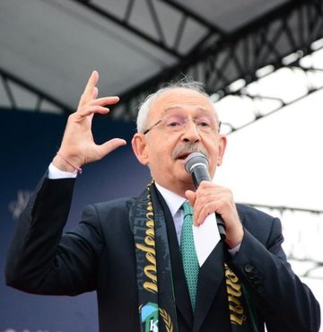 Millet İttifakı Cumhurbaşkanı Adayı ve CHP Genel Başkanı Kemal Kılıçdaroğlu, "Emekçi" başlığıyla bir video yayınladı. Beyaz yakaların da, mavi yakaların da emekçi olduğunu söyleyen ve böyle bir ayrıma inanmadığını belirten Kılıçdaroğlu, iktidarın orta direği yok ettiğini ifade ederek yedi vaat sıraladı.