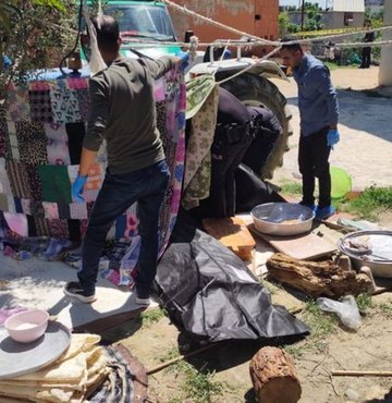 Adana’da 3 çocuk babası olan ve eşinden boşanmış olduğu öğrenilen Uğur D., kayınvalidesi ile baldızını öldürüp, kayınbiraderinin eşini de yaraladıktan sonra silahla kafasına ateş ederek intihar etti