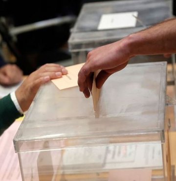 14 Mayıs Pazar günü gerçekleşecek Cumhurbaşkanlığı ve 28. dönem milletvekilliği seçimleri için bekleyiş başladı. Genel seçimler için geri sayım sürerken, sandık başında görev alacak sandık görevlileri ücretleri ve başvuru şartları gündemi meşgul etmeye devam ediyor. Siyasi parti üyeliği bulunanlar sandık görevlisi olamazken, müşahitlik yapabilmektedir. İşte Yüksek Seçim Kurulu (YSK) 2023 sandık görevlisi ücreti...
