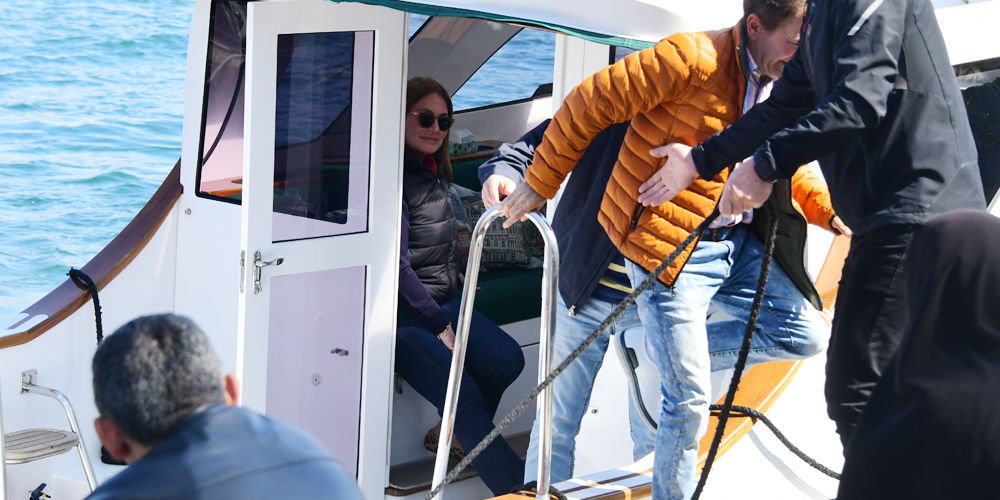 Tekneyle misafirini bıraktı