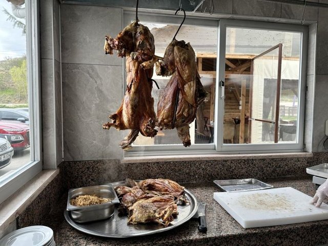 "Kuyu kebabını çok seviyoruz, severek tüketiyoruz"