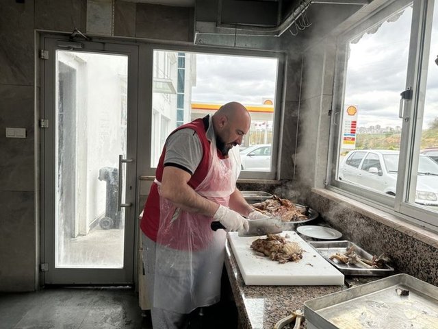 "Kebabımızı, eski usulü göre yapıyoruz, katkı maddesi kullanmıyoruz"