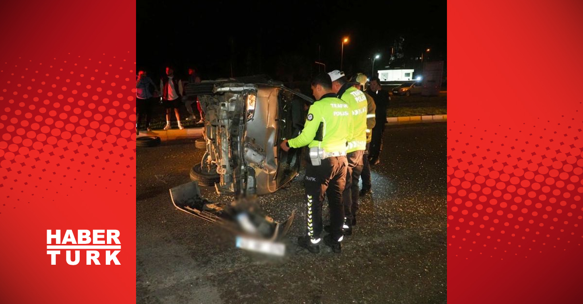 Balıkesir’de aydınlatma direğine çarpan minibüs devrildi: 3 yaralı