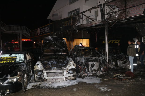 Kocaeli'de oto galeri yangını: 4 otomobil küle döndü