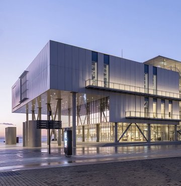 Türkiye’nin ilk modern ve çağdaş sanat müzesi İstanbul Modern’in Renzo Piano Building Workshop (RPBW) tarafından tasarlanan yeni binası ve sergileri ziyarete açıldı.