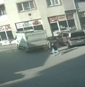 Herkesin başına gelebilir! Kızıyla yolda yürüyordu! Silah 2 km uzaktan ateşlendi!