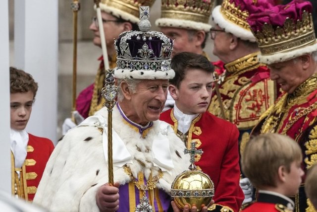 TACI TAKTI! Son dakika: İngiltere Kralı Charles taç taktı! İngiltere taç  takma töreni