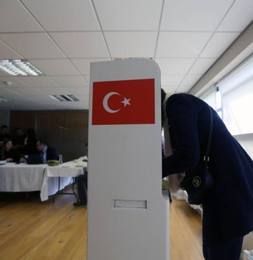 14 Mayıs seçimleri için yurt dışındaki temsilciliklerde ve gümrüklerde oy kullanma işlemi devam ediyor. 