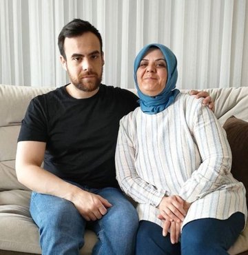 18 yaşından itibaren yüksek tansiyon nedeni ile böbrek yetmezliği yaşayan ve 2 aydır diyaliz tedavisi gören Burak Aşkın (25), annesinin bağışladığı böbrek ile doğum gününde sağlığına tekrar kavuştu