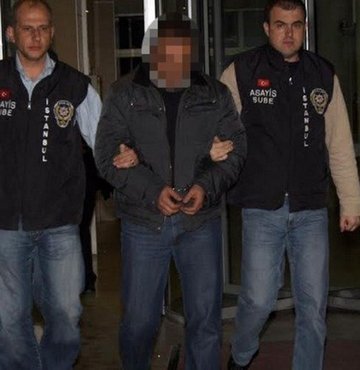 İstanbul’da iki ortak, dekorasyon işini yapıyorlardı. Ortaklardan biri iş yerini tek başına yönetmek istiyordu. Bunun içinde ise korkunç bir plan yaptı. Planına göre iş yerinde çalışan iş ortağının sekreter sevgilisini öldürdü. Cinayeti işlerken iz bırakmamak için eldiven bile giydi. Amacı bu cinayetin suçunu ortağının üzerine atmaktı. Yani ortağı, sevgilisini öldürmek suçundan tutuklanıp cezaevine girecekti. Ortağı cezaevine girince de iş yerini tek başına yönetecekti. Tüm planlarını kusursuz yaptığını sanıyordu. Oysa bıraktığı izlerin farkında bile değildi. Polis, kadının üzerinde çıkan bir saç kepeğinden yola çıkarak diğer maddi delillere ulaştı. Patronun bu korkunç planı 3 aylık çalışma sonrası bozuldu. Filmleri aratmayan bir çalışmayla katili cezaevine gönderen ve o olayı çözen emekli polis memuru Tayfun Kayın cinayetin ayrıntılarını Habertürk’e anlattı. Mustafa Şekeroğlu’nun özel haberi..