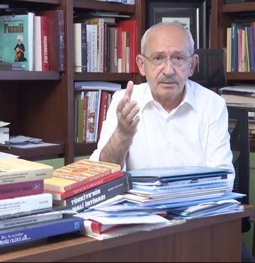 Cumhurbaşkanı adayı Kemal Kılıçdaroğlu, eğitimin siyasetten arındırılması gerektiğini vurgulayarak yeni projesini duyurdu. Kılıçdaroğlu, "Eğitimi siyasi saiklerle yönetmeye kalkarsan o sistem çöküyor. O zaman en önemli reform Milli Eğitim Bakanlığı’nı dünyada kabul görmüş, pedagojik kurallara göre yönetmek ve siyasetin etkisinden arındırmak" dedi