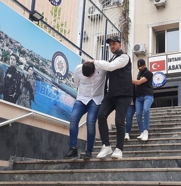 İstanbul’da, telefonla aradıkları V.C. adlı kişiye kendilerini banka görevlisi gibi tanıtan dolandırıcılar, aldıkları şifreyle 3 milyon TL parayı kendi hesaplarına aktardı. V.C.’nin şikayeti üzerine 2 dolandırıcı yakalandı. Şüpheliler adliyeye sevk edildi