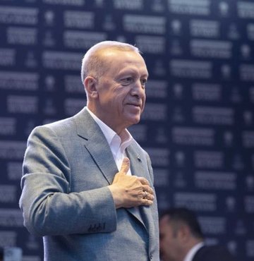 Cumhurbaşkanı Erdoğan, sosyal medya hesabından, "Maruz kaldığımız onca provokasyona rağmen hukuk, demokrasi ve meşruiyetten sapmadık. Sandığın onuruna, sandığın şerefine asla ve asla halel getirmedik. Ne söyleyeceksek sandıkta söyledik, sandık aracılığıyla söyledik. Birileri gibi Batılı güçlerin kulaklarımıza fısıldadığına değil, 