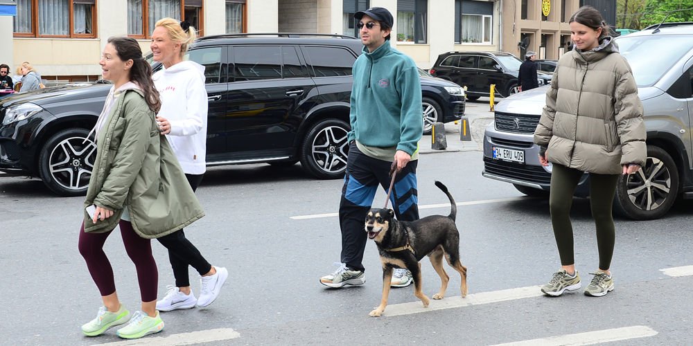 Ailece caddede yürüdüler