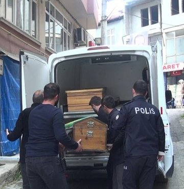 Kastamonu’da evinde ölü bulunan 5 aylık Esmanur’un, şüpheli bulunarak gözaltına alınan annesi ile sevgilisi, tutuklandı. Küçük Esmanur