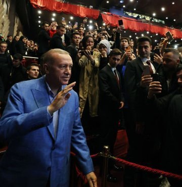 Cumhurbaşkanı Erdoğan, yarın yapılacak Cumhurbaşkanlığı ve milletvekili seçimleri için "21 yılı iktidarda olmak üzere 40 yıllık siyasi hayatımızda daima demokrasiyi ve millî iradeyi savunduk" dedi